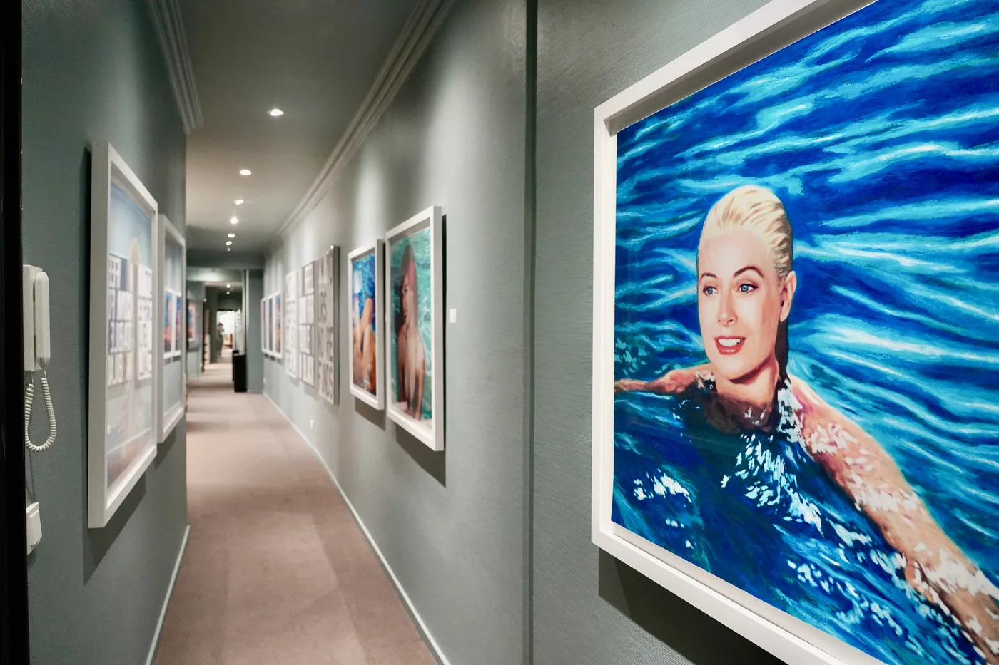 Langer Galeriegang mit beleuchteten Kunstwerken
